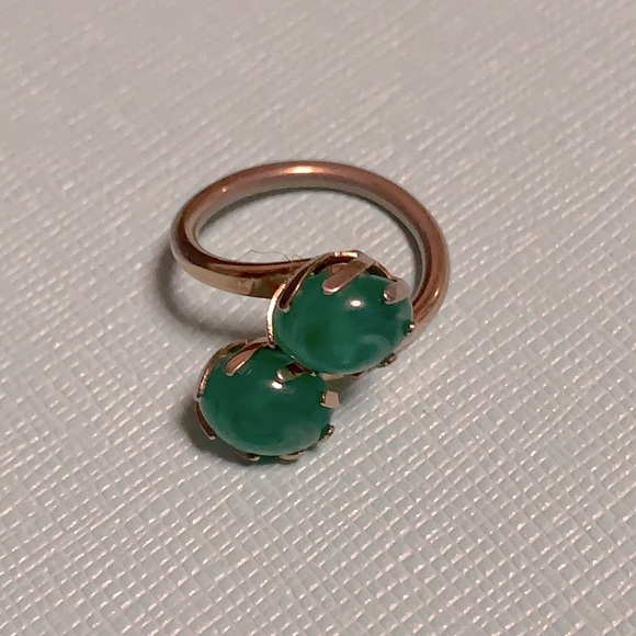 Cosmetic gold tone ring with green stones - Picture 2 of 2